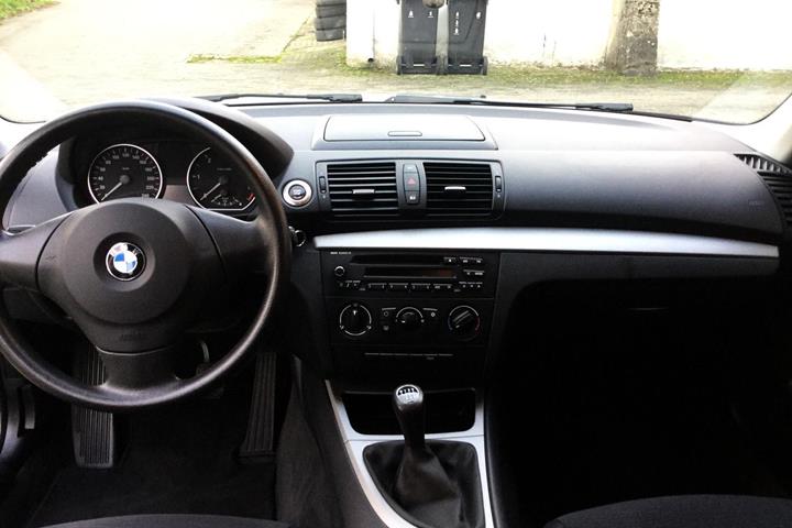 Grå BMW 118 fra 2008