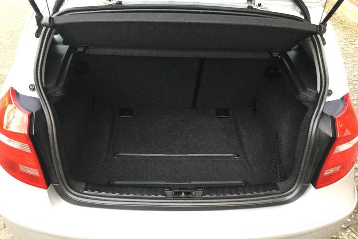 Grå BMW 118 fra 2008