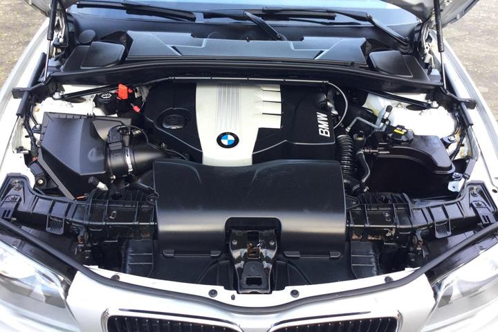 Grå BMW 118 fra 2008