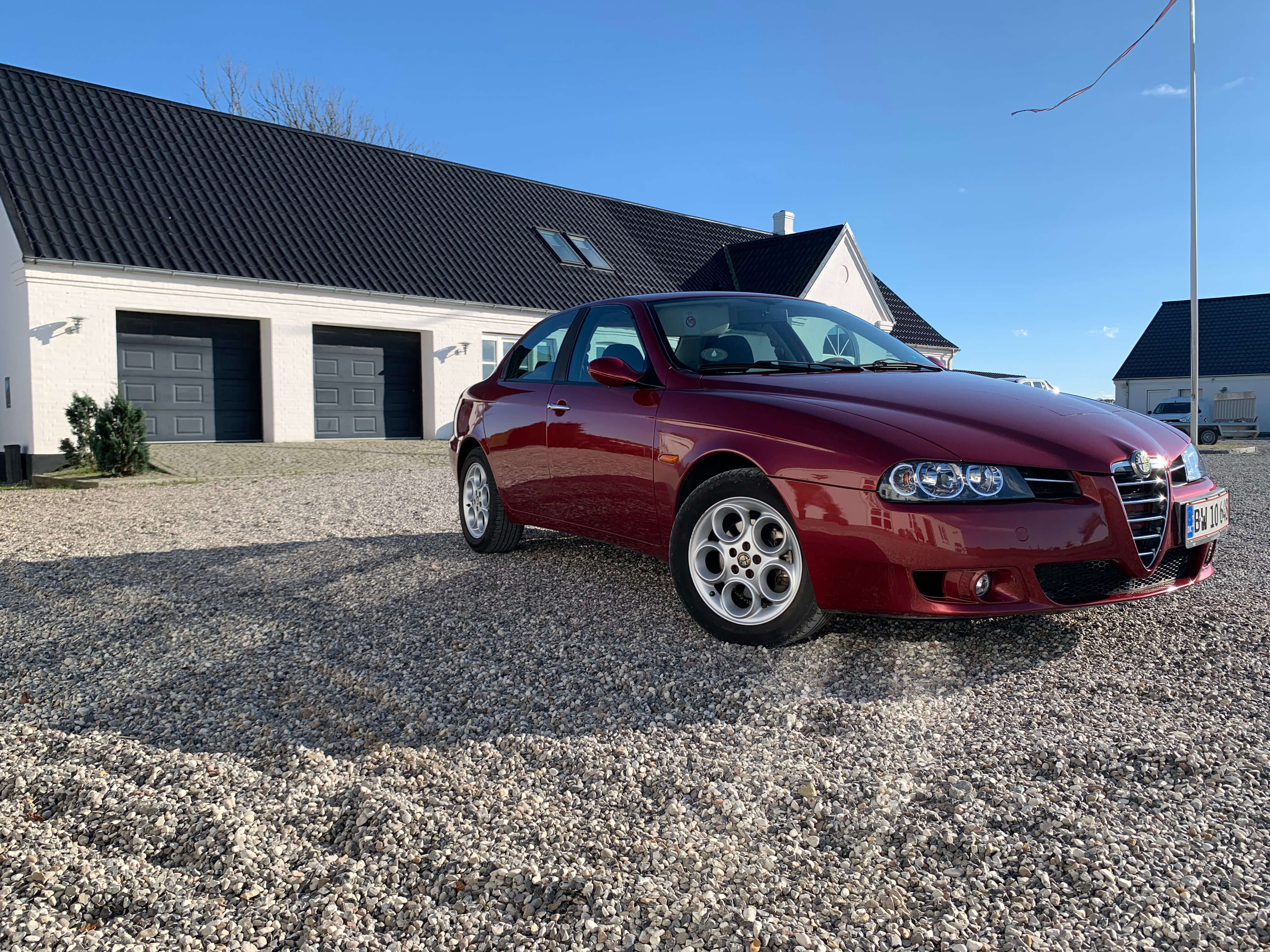 Rød Alfa Romeo 156 fra 2000