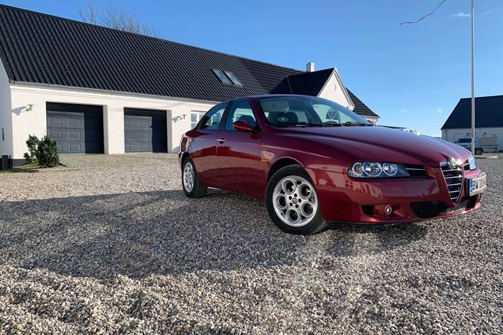 Rød Alfa Romeo 156 fra 2000