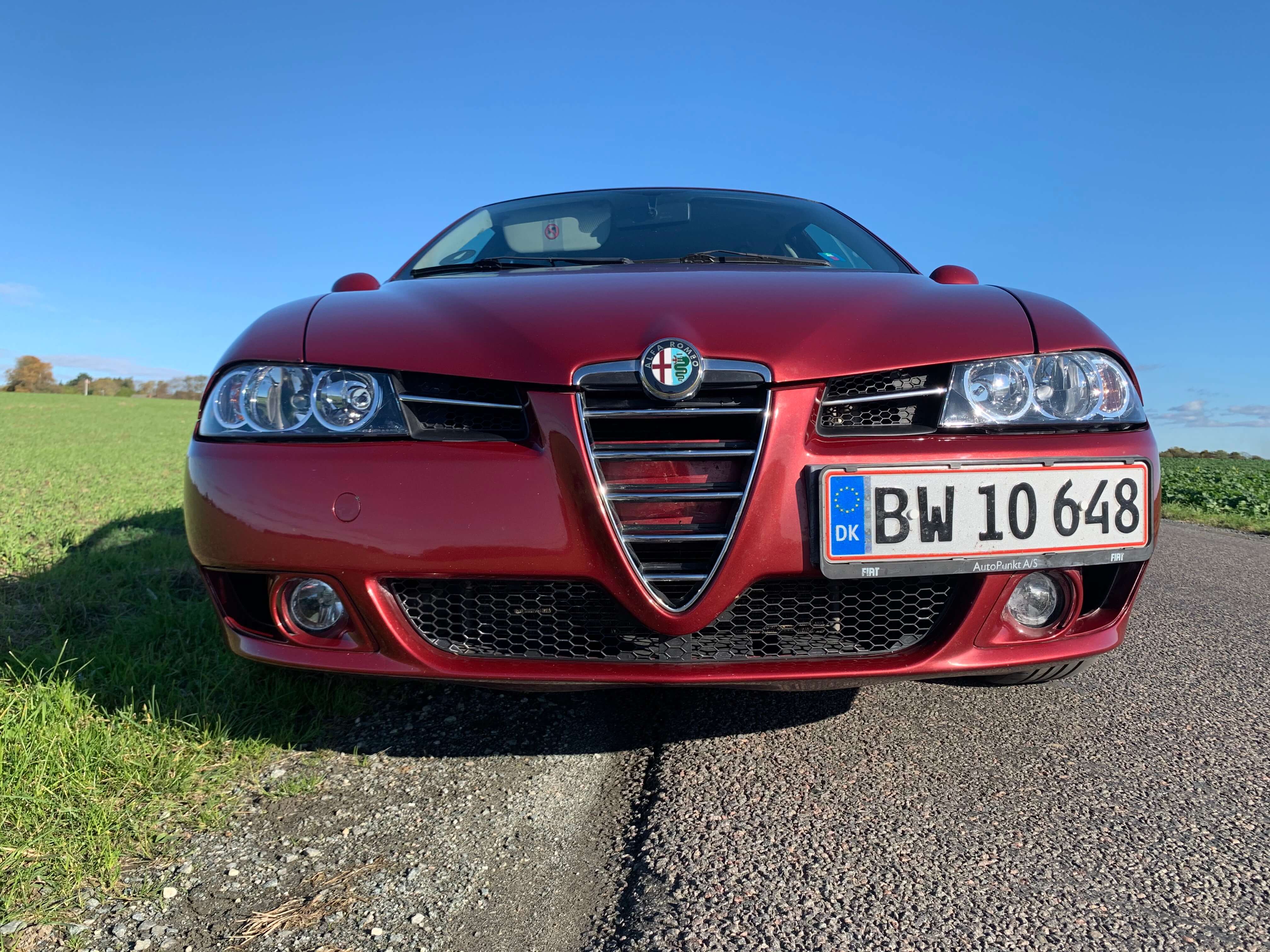 Rød Alfa Romeo 156 fra 2000
