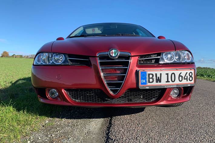 Rød Alfa Romeo 156 fra 2000