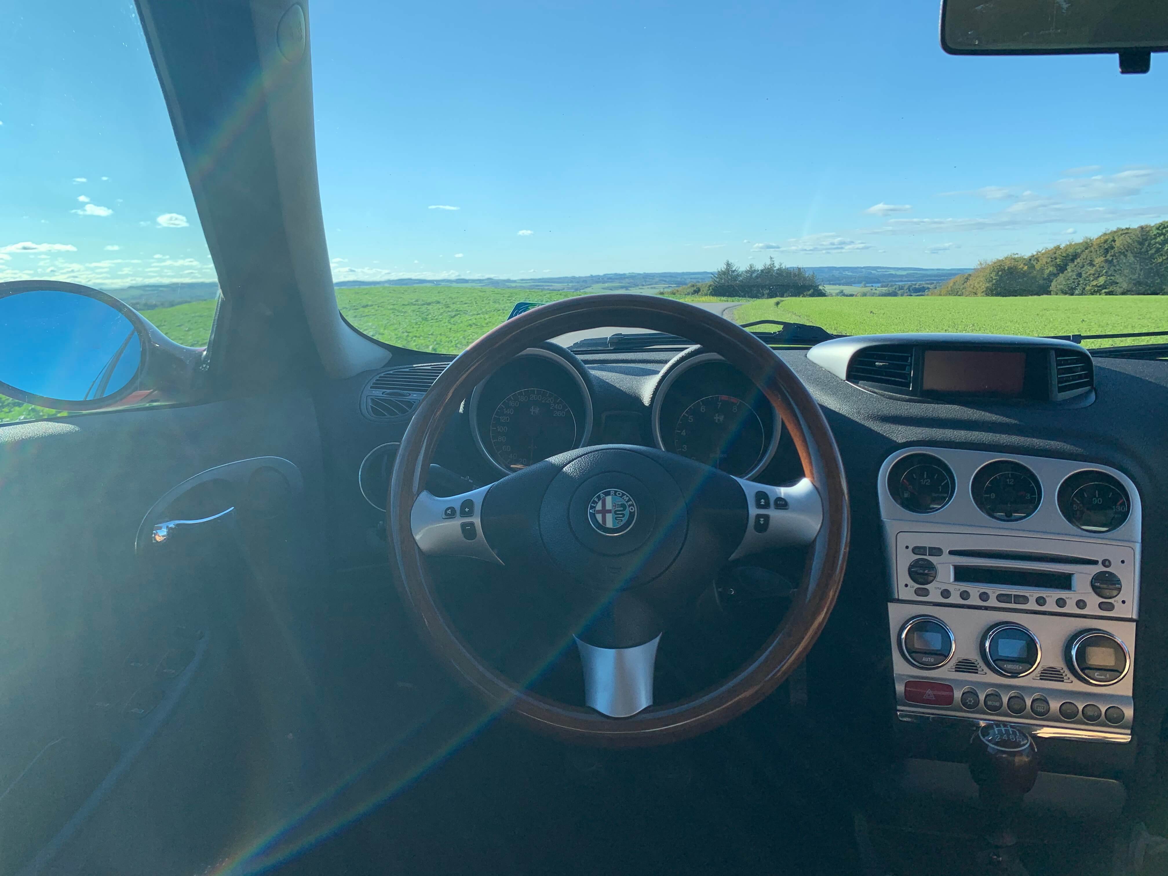 Rød Alfa Romeo 156 fra 2000