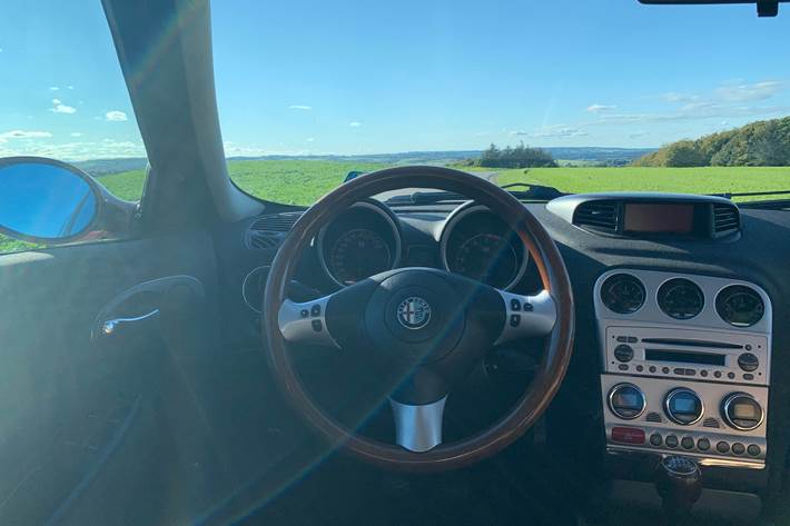 Rød Alfa Romeo 156 fra 2000