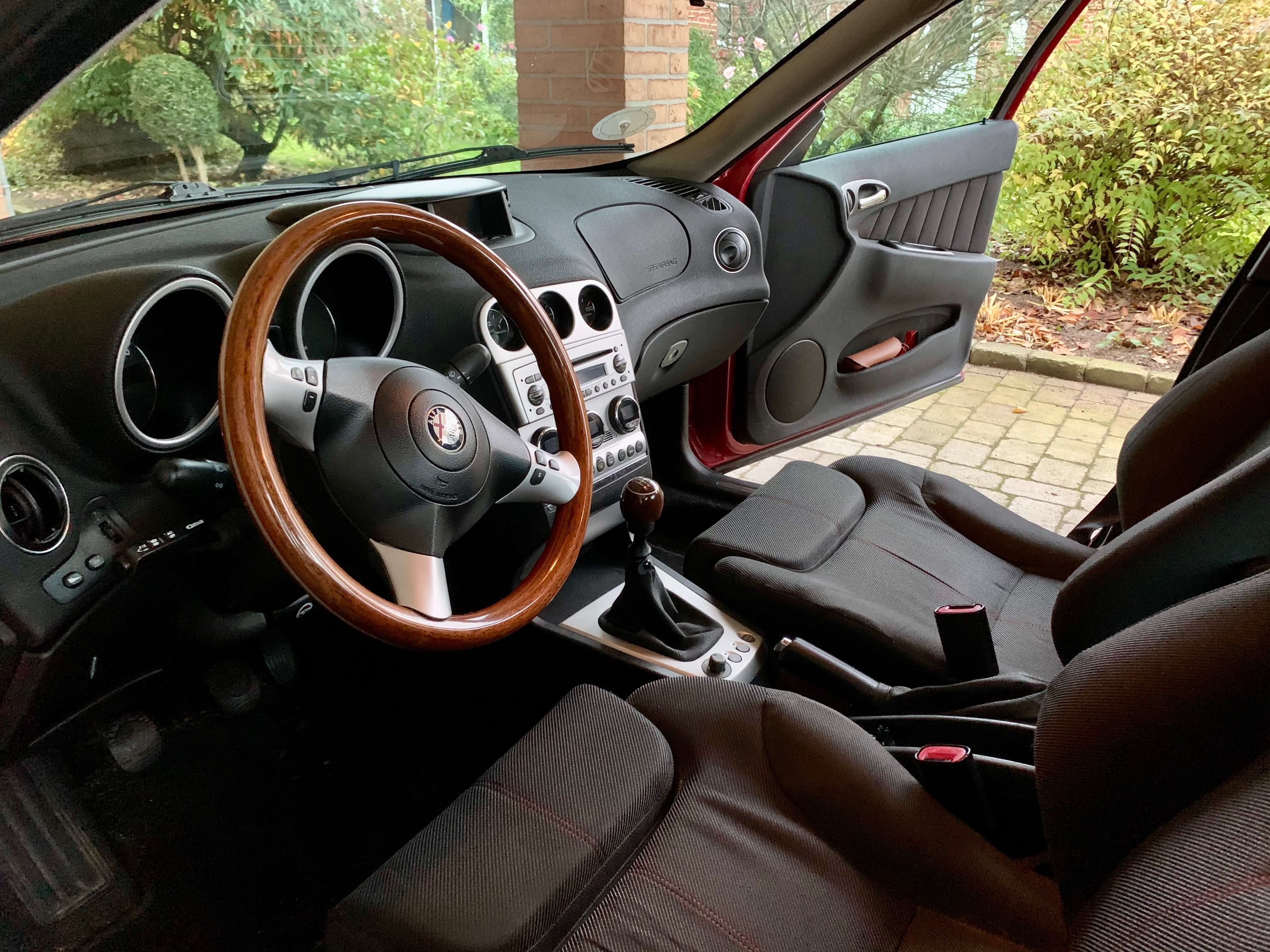 Rød Alfa Romeo 156 fra 2000