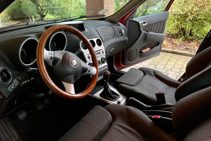 Rød Alfa Romeo 156 fra 2000