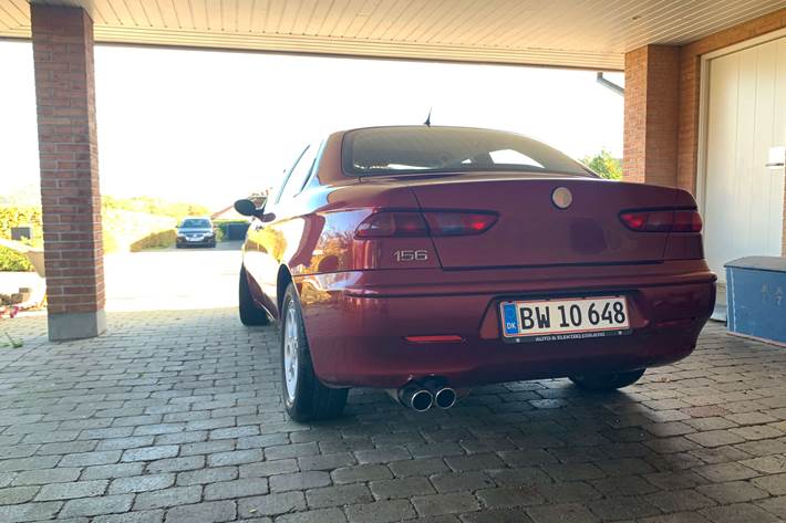 Rød Alfa Romeo 156 fra 2000