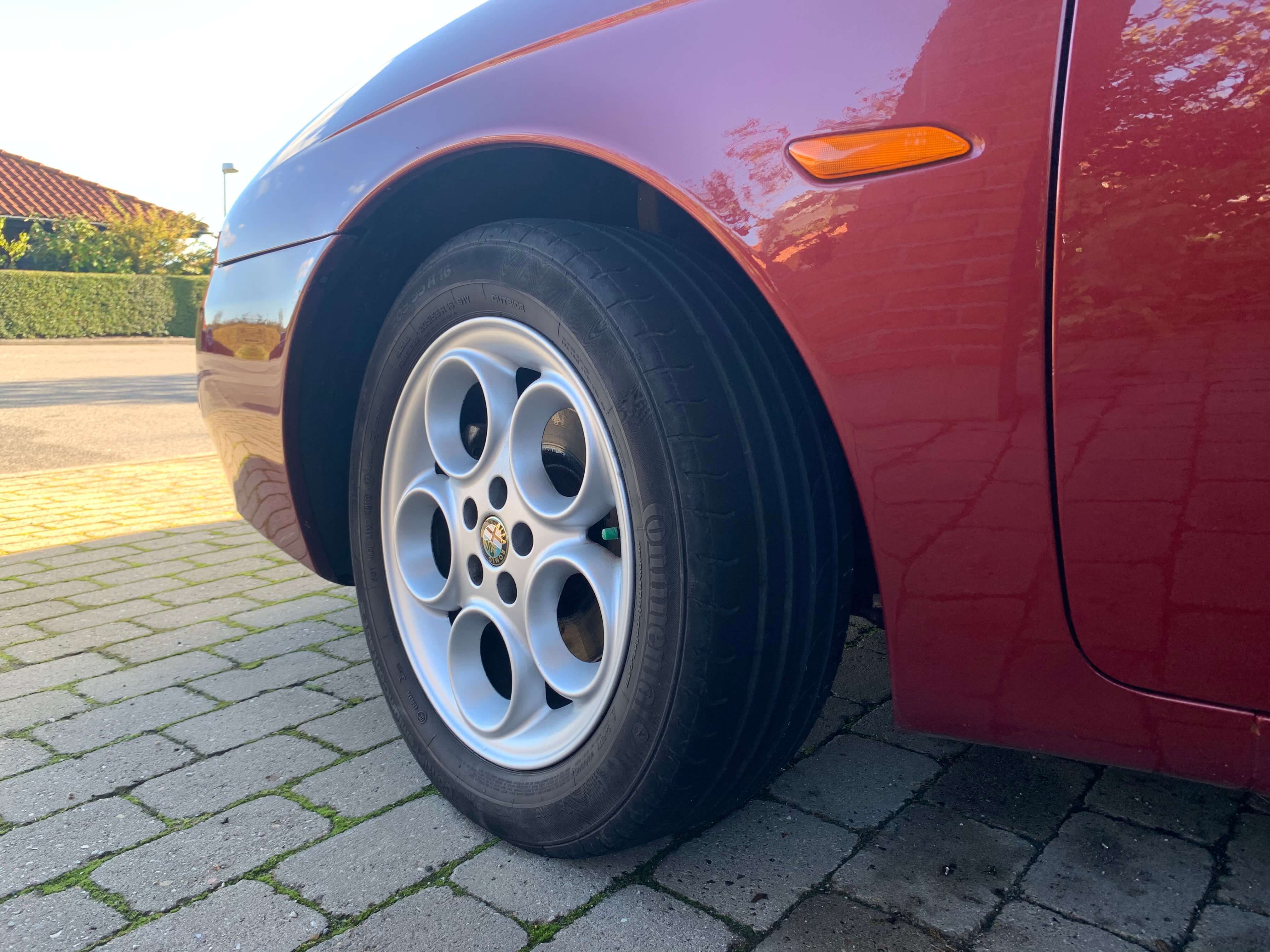 Rød Alfa Romeo 156 fra 2000