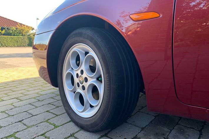 Rød Alfa Romeo 156 fra 2000