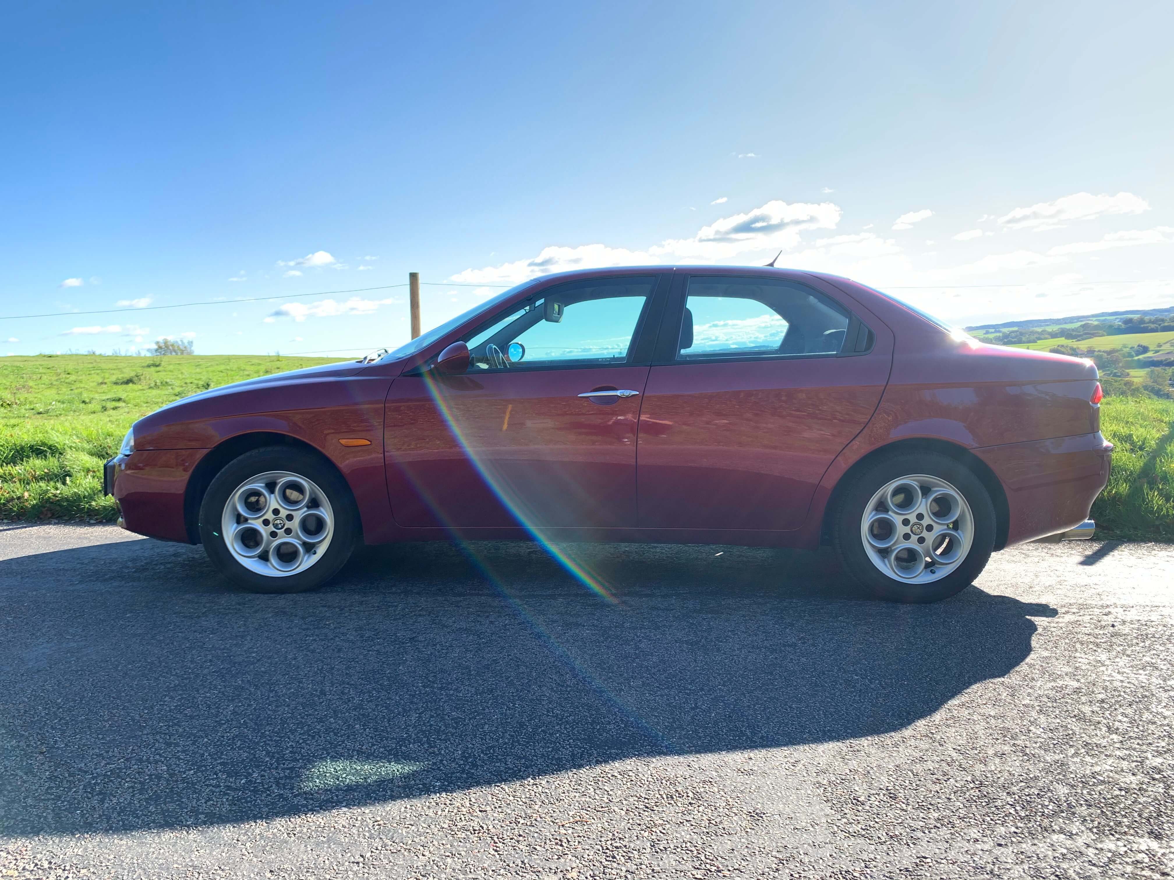 Rød Alfa Romeo 156 fra 2000