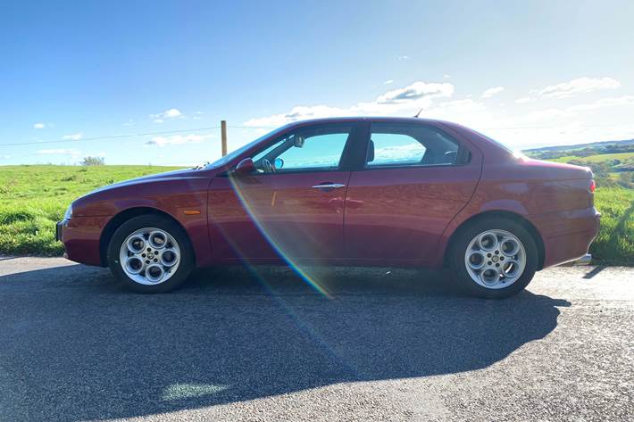 Rød Alfa Romeo 156 fra 2000