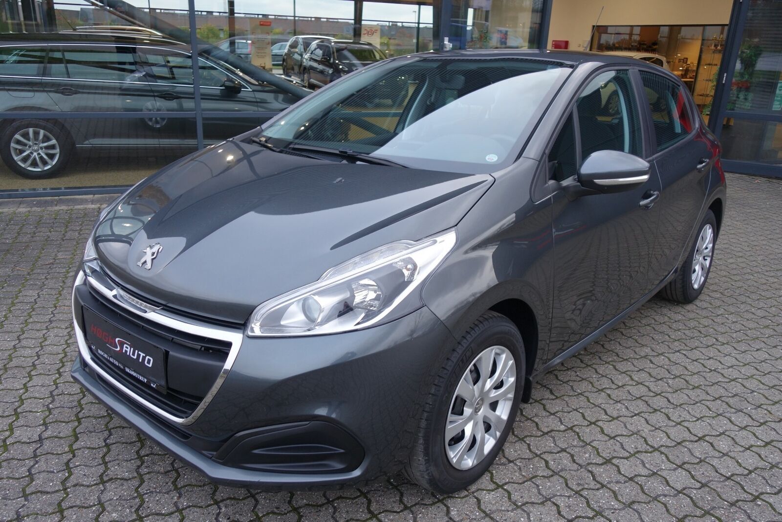 Grå Peugeot 208 fra 2015