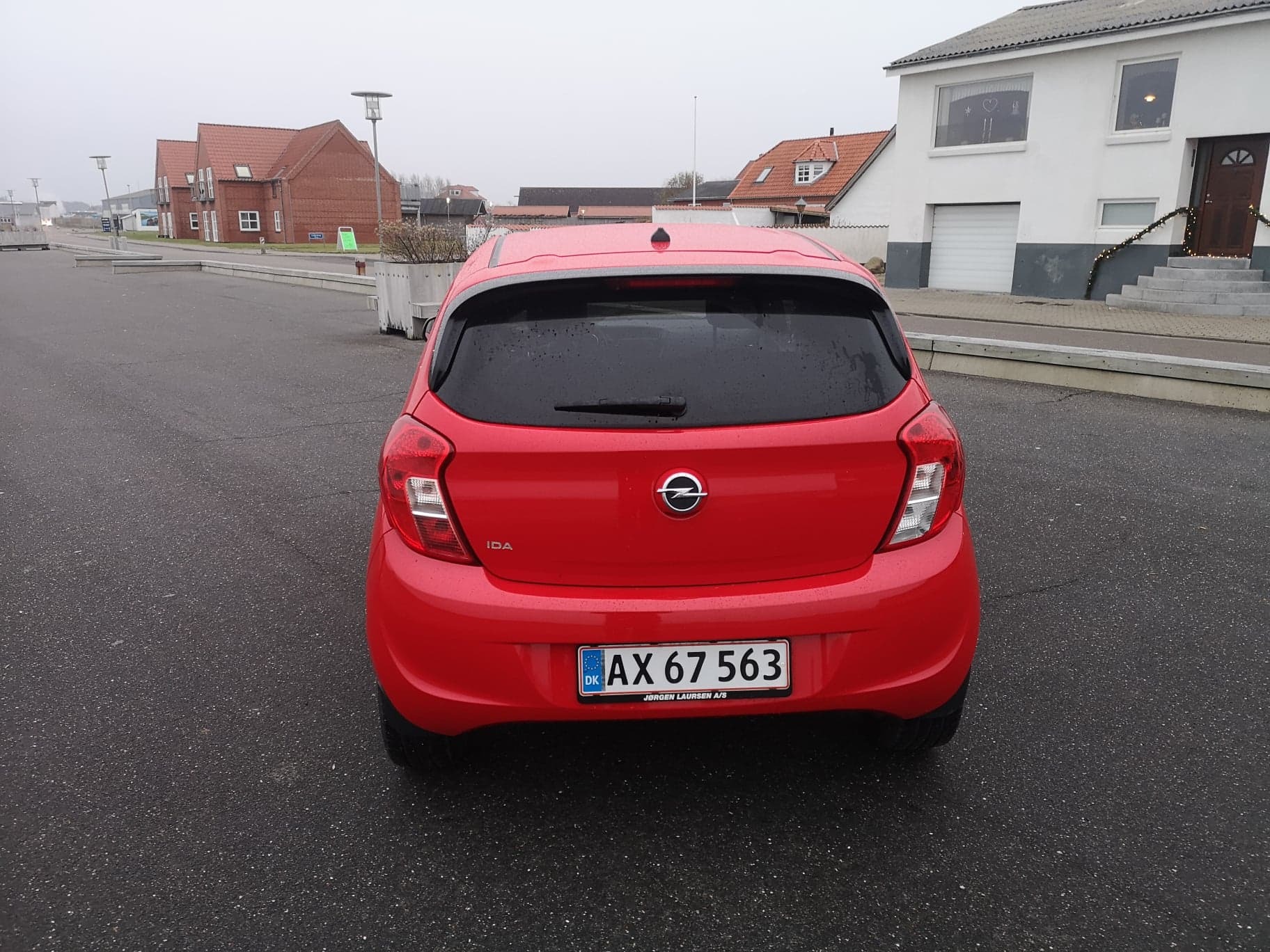 Rød Opel Karl fra 2016