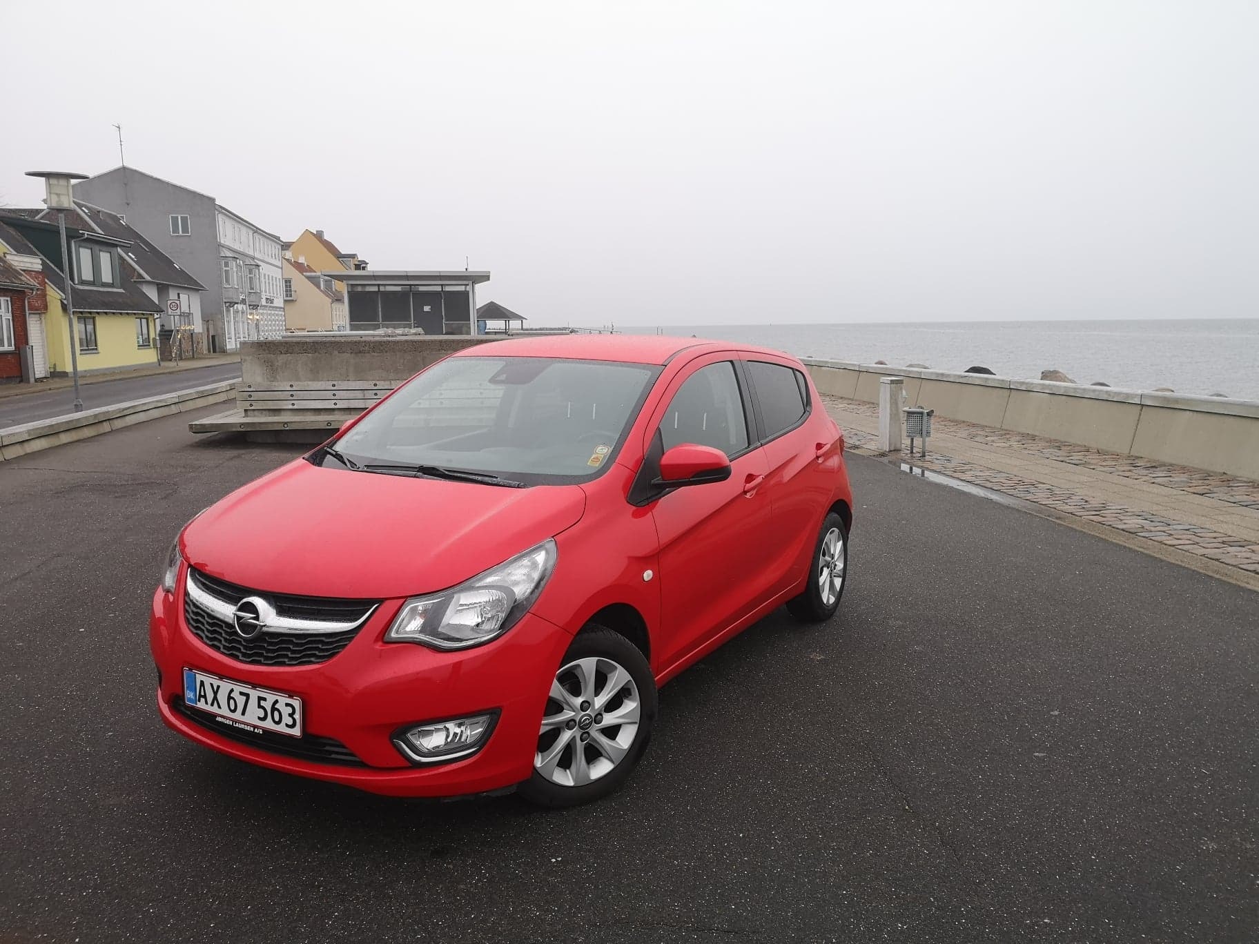 Rød Opel Karl fra 2016