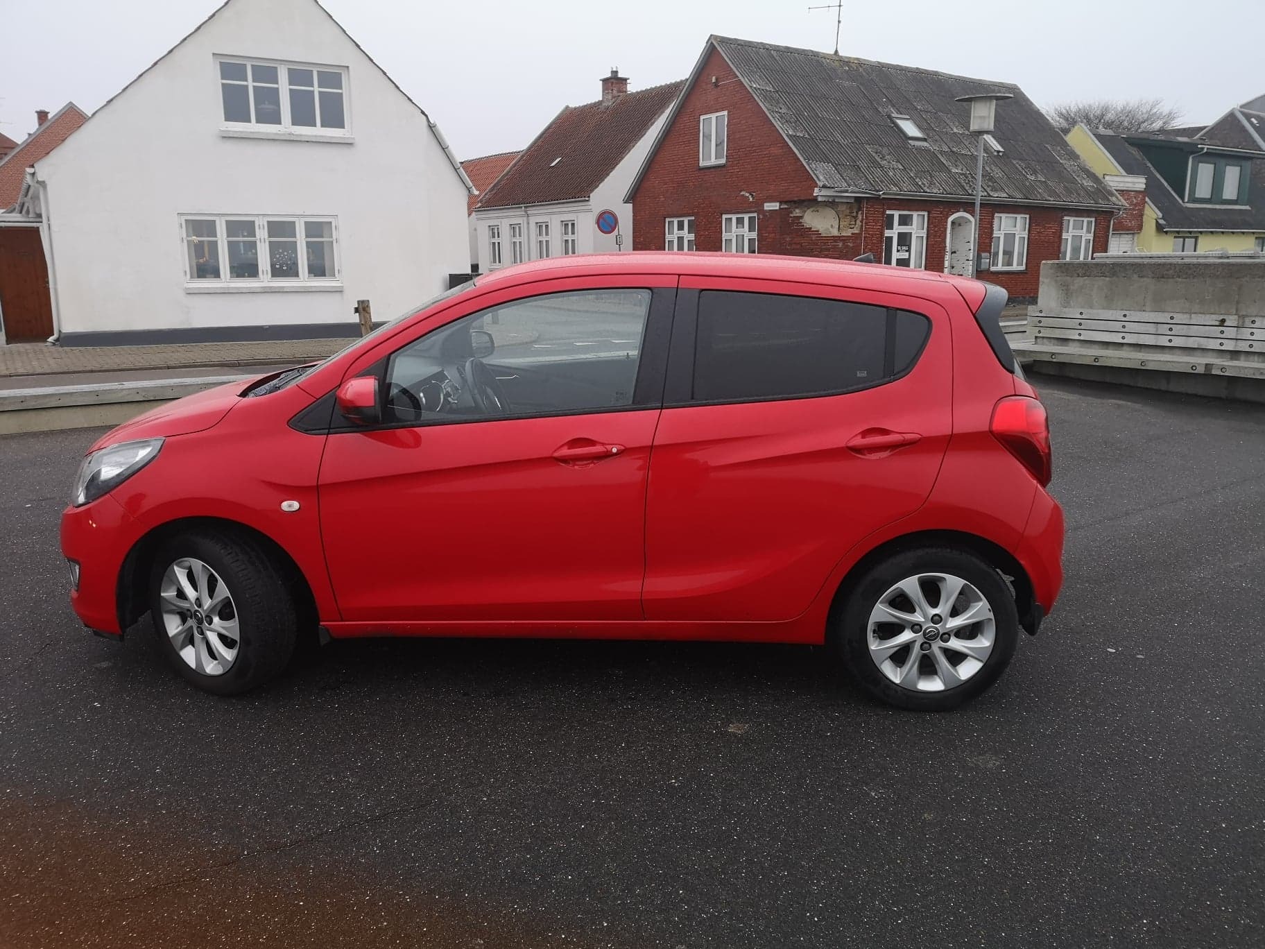 Rød Opel Karl fra 2016