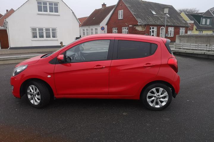 Rød Opel Karl fra 2016