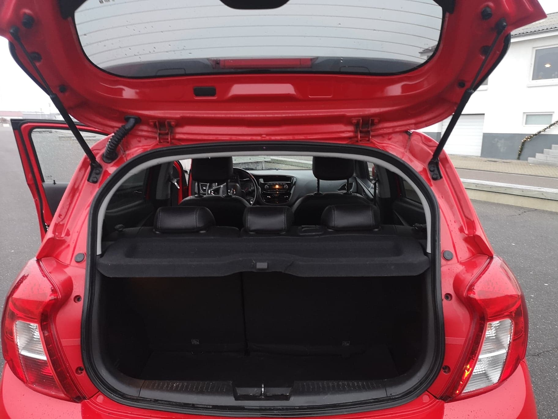 Rød Opel Karl fra 2016