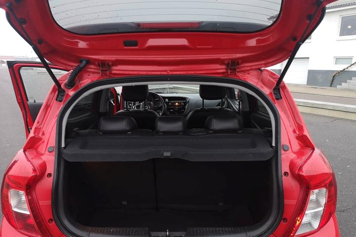 Rød Opel Karl fra 2016