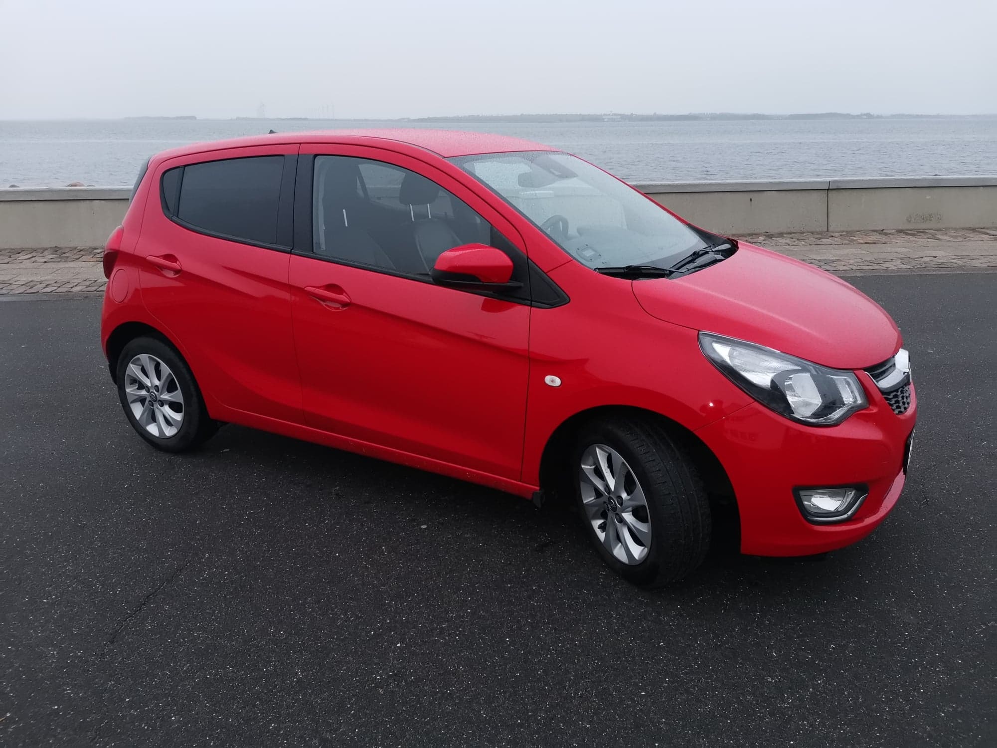 Rød Opel Karl fra 2016