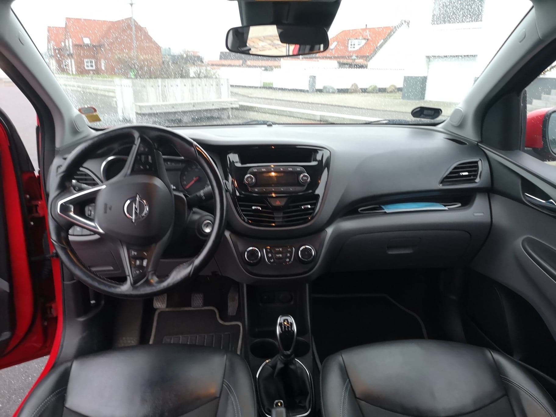 Rød Opel Karl fra 2016
