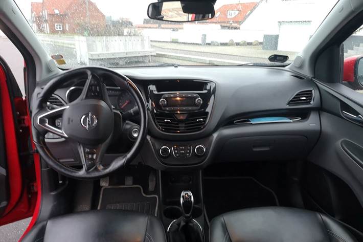 Rød Opel Karl fra 2016