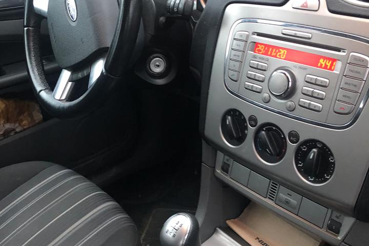 Sølv Ford Focus fra 2008