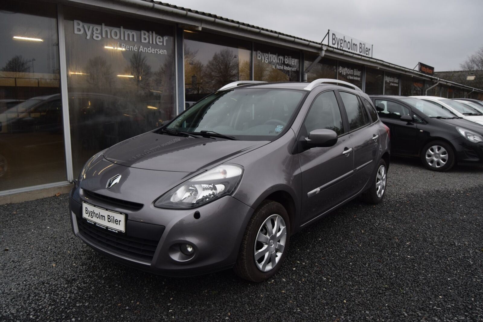 Grå Renault Clio III fra 2012