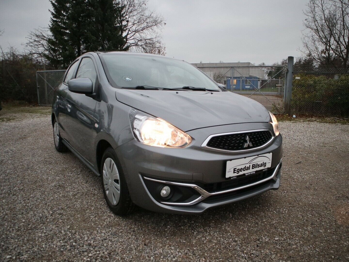 Grå Mitsubishi Space Star fra 2016