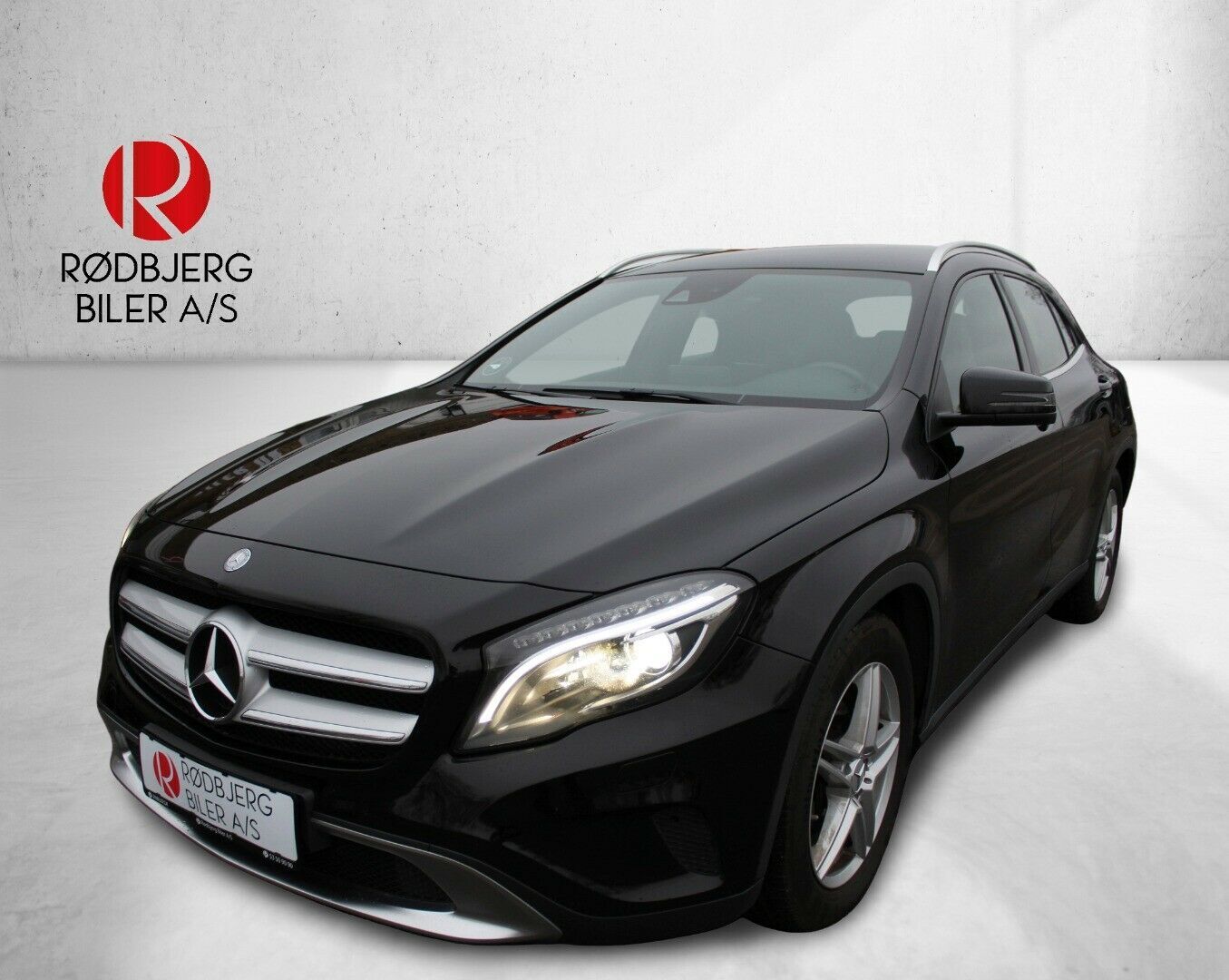 Rød Mercedes GLA200 d fra 2016