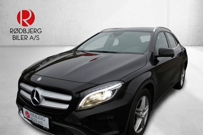 Rød Mercedes GLA200 d fra 2016