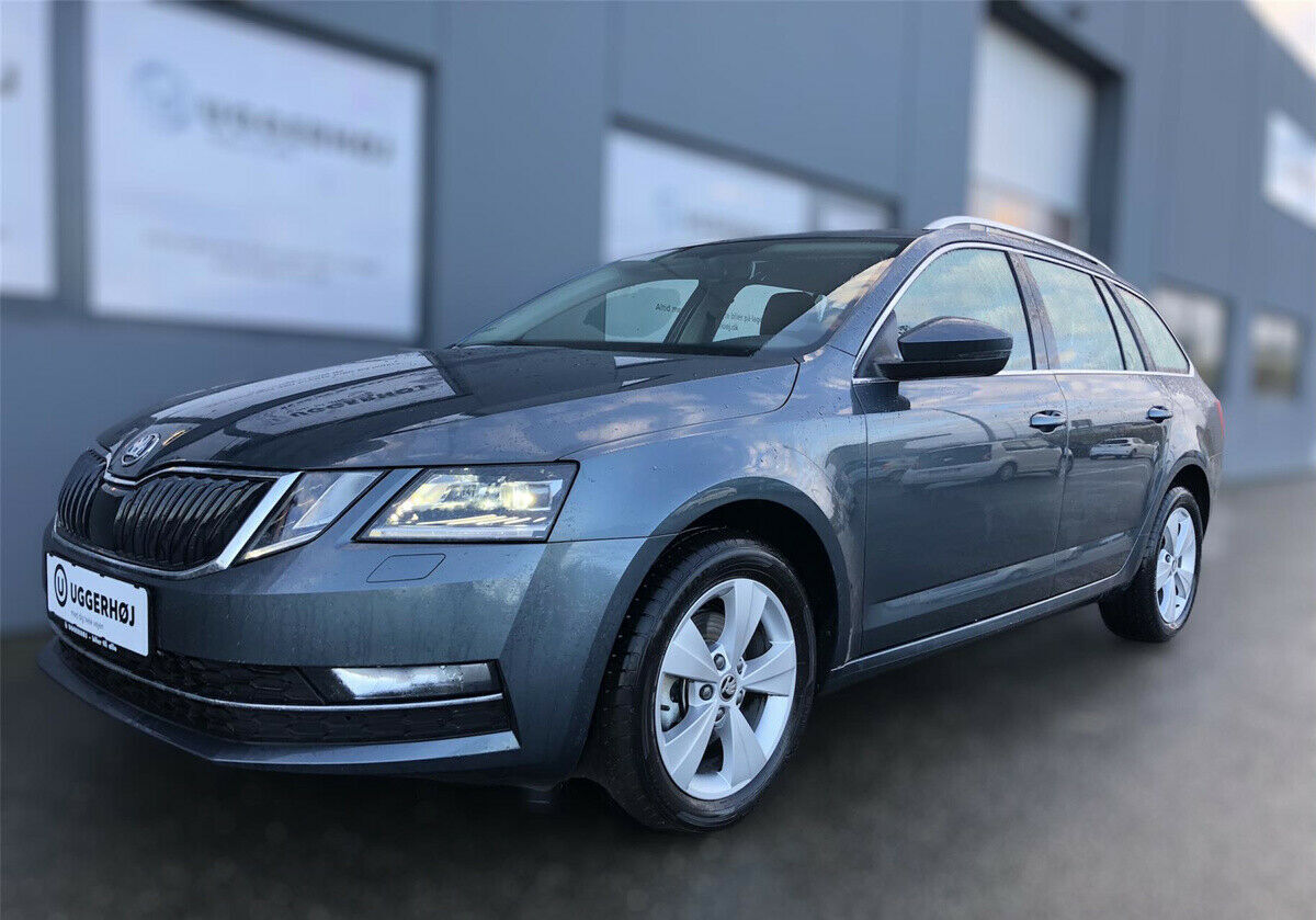 Beige Skoda Octavia fra 2020