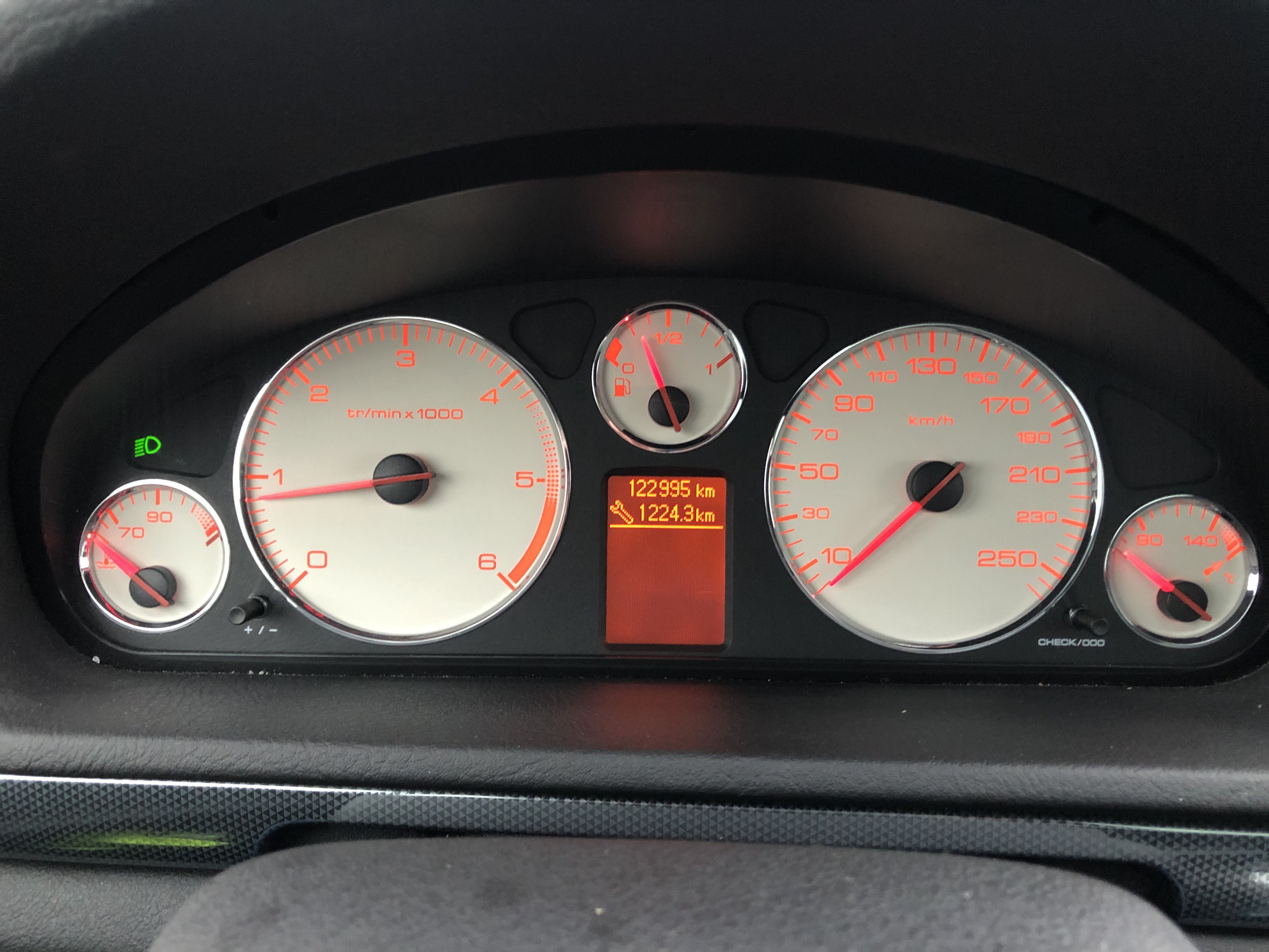 Guld Peugeot 407 fra 2005