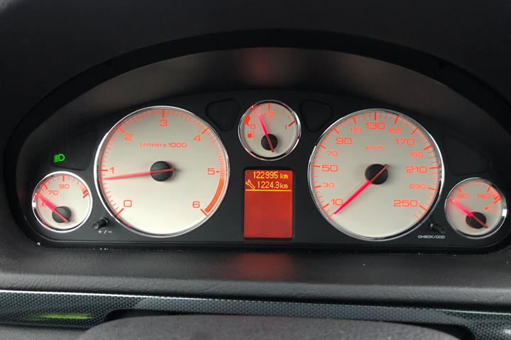 Guld Peugeot 407 fra 2005