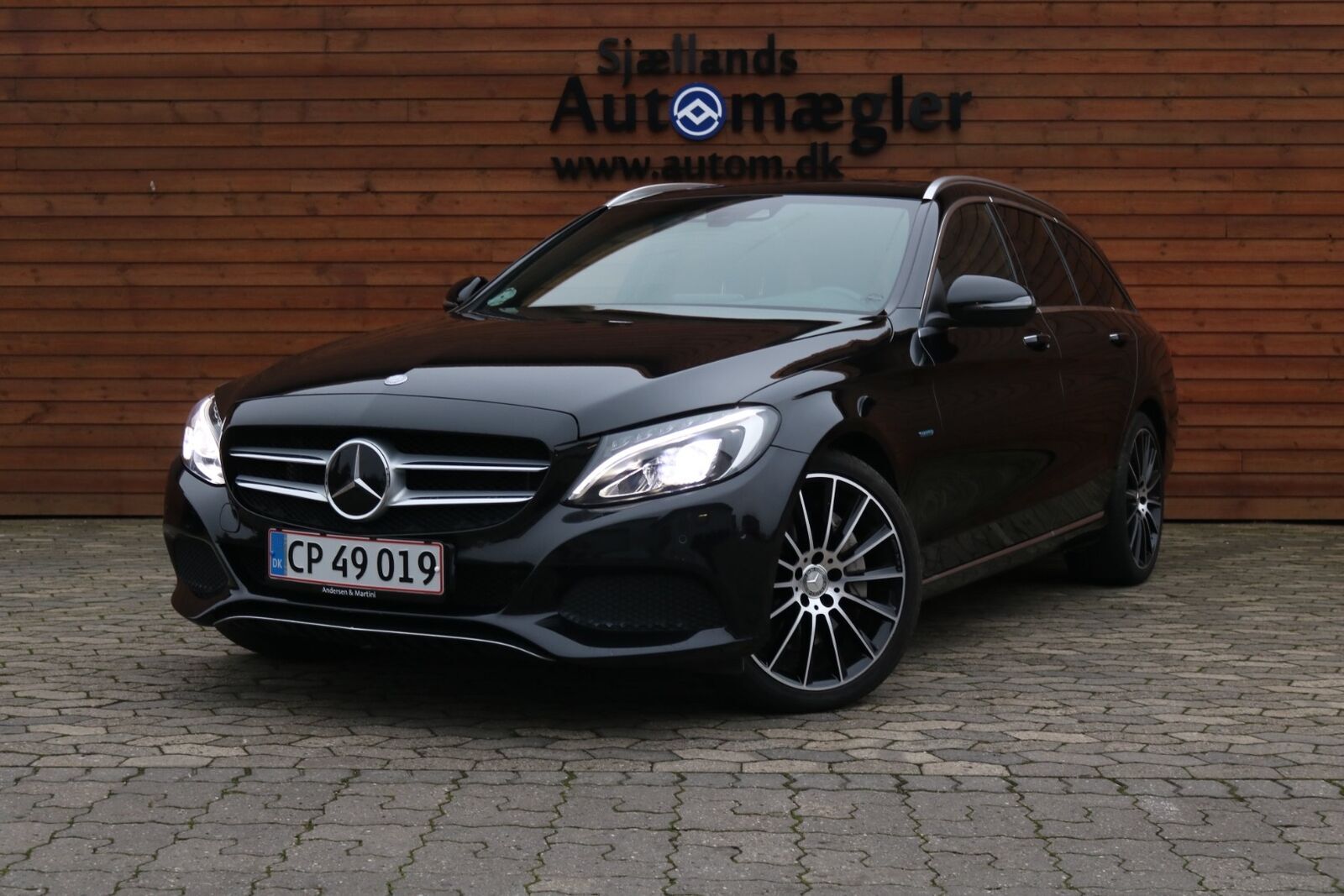 Grå Mercedes C350 e fra 2016