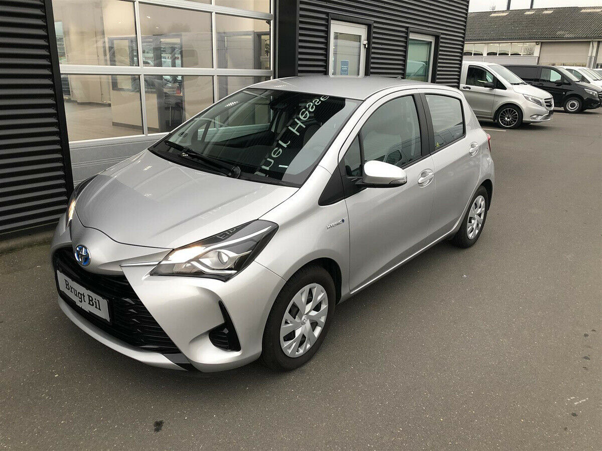 Grå Toyota Yaris fra 2019