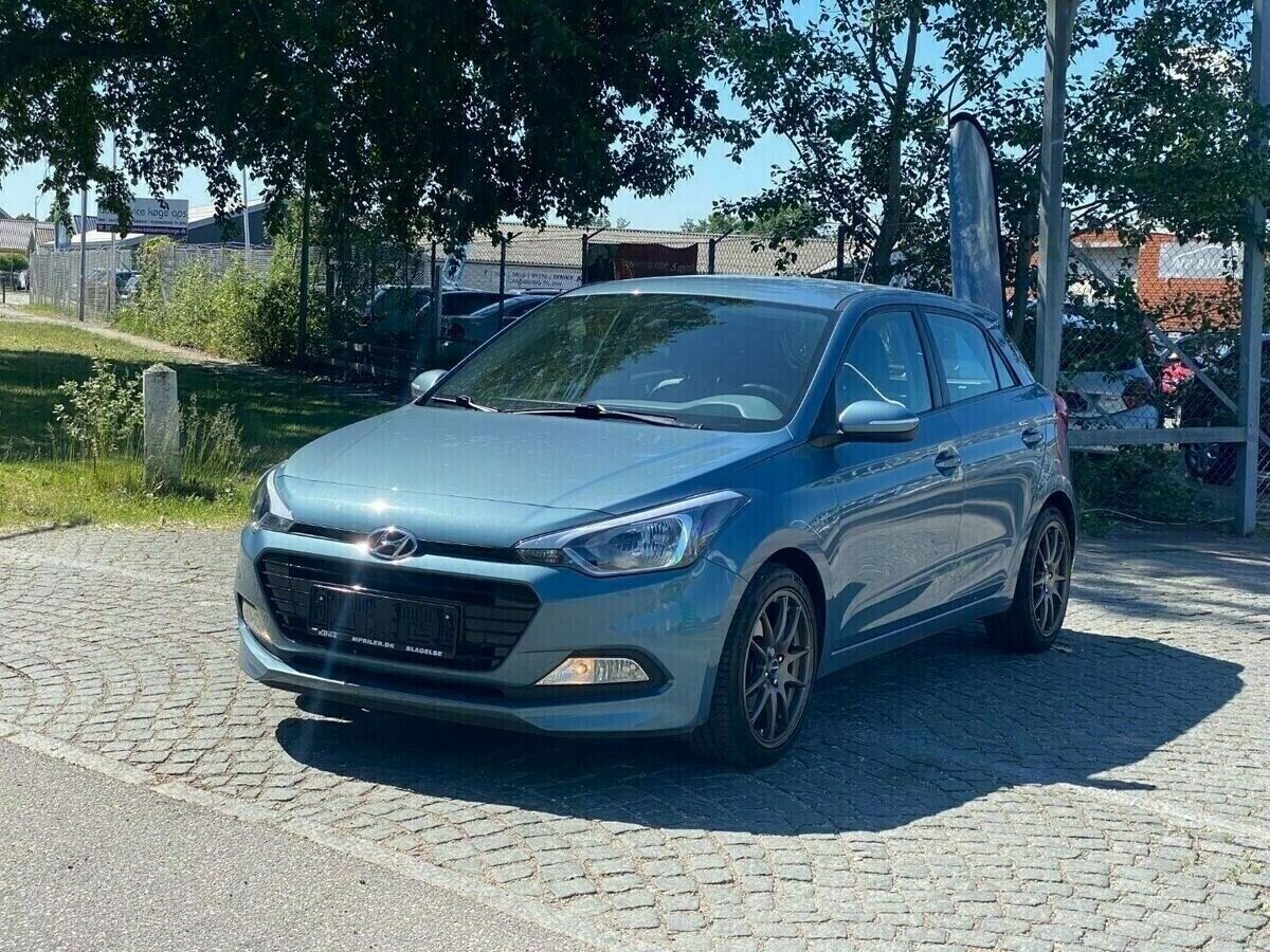 Blå Hyundai i20 fra 2017