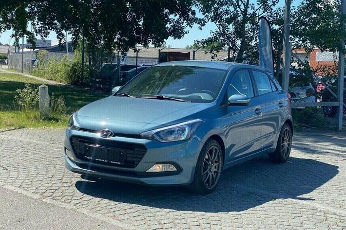 Blå Hyundai i20 fra 2017