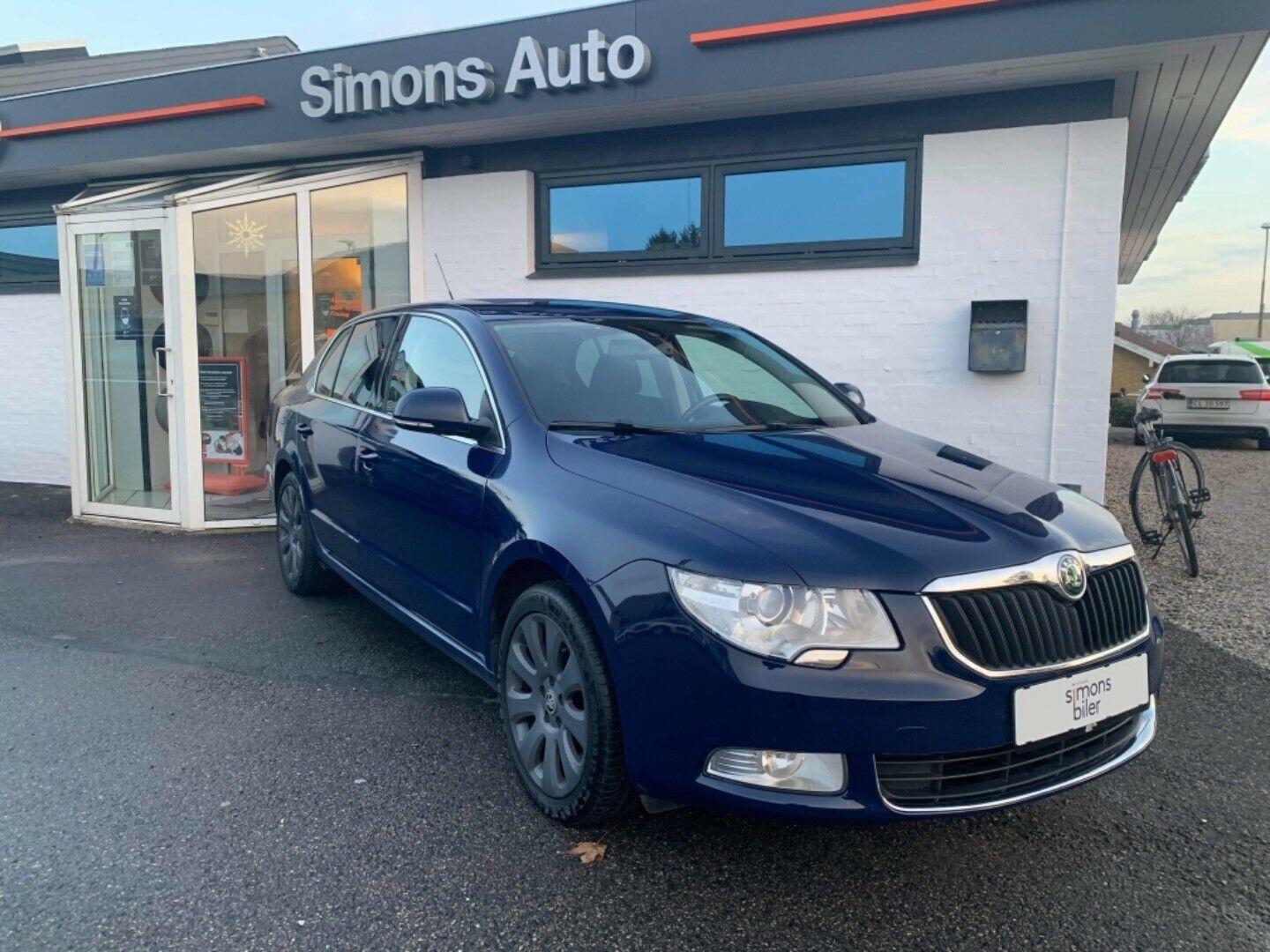 Blå Skoda Superb fra 2009