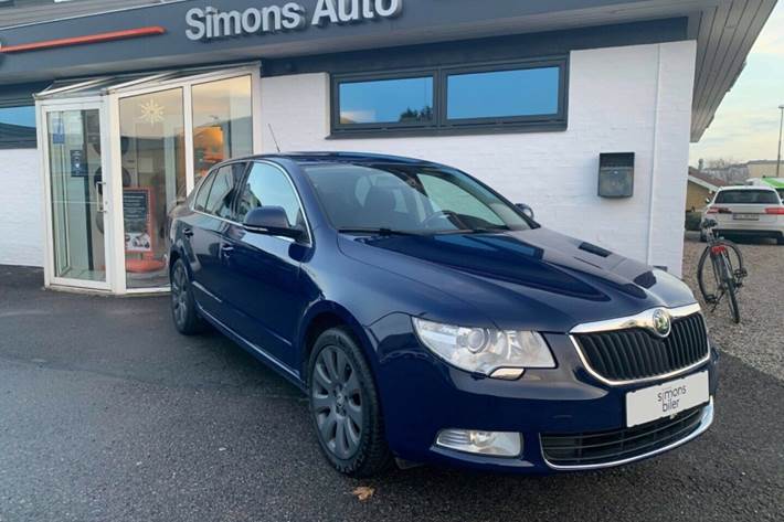 Blå Skoda Superb fra 2009