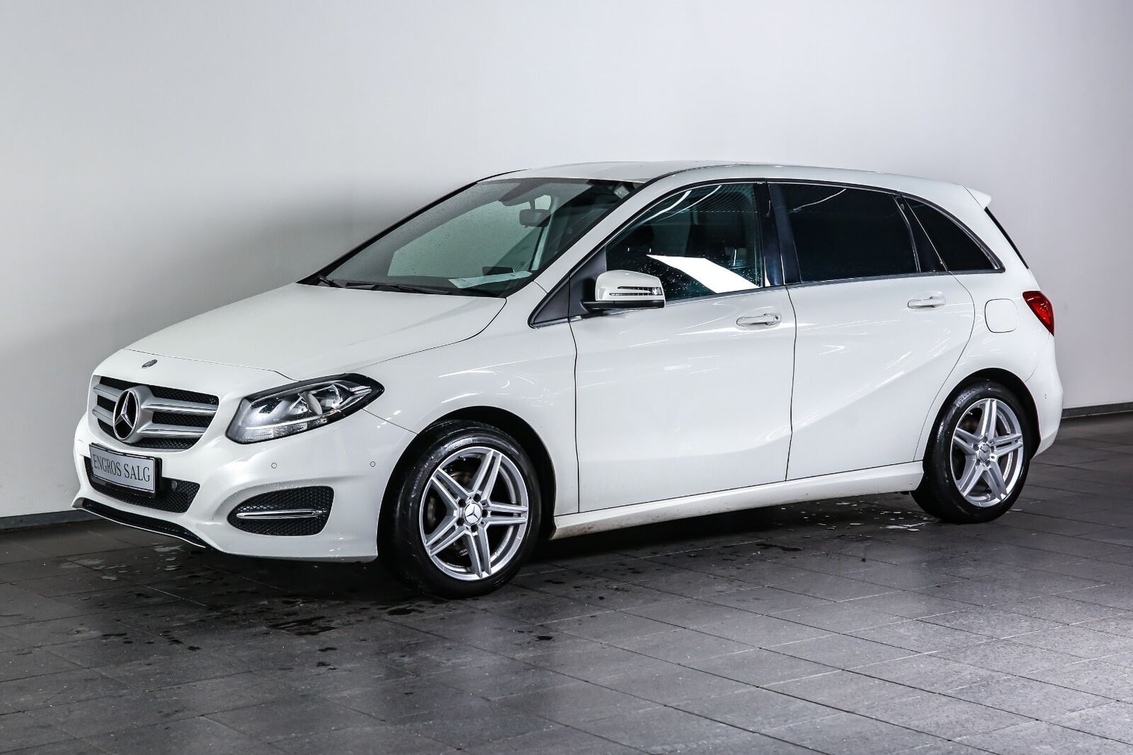 Hvid Mercedes B180 fra 2015