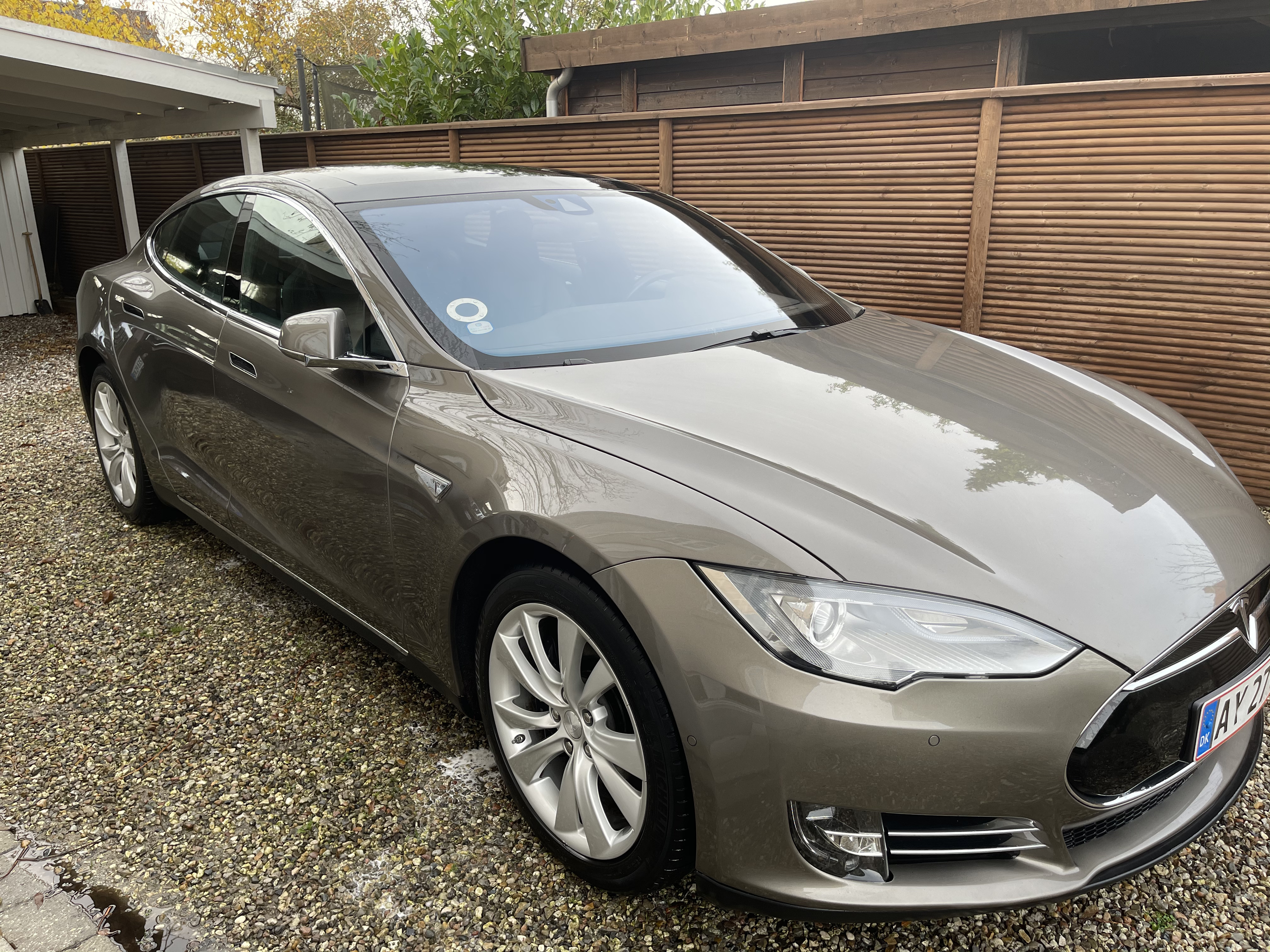 Grå Tesla Model S fra 2015