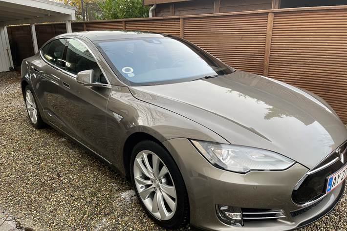 Grå Tesla Model S fra 2015