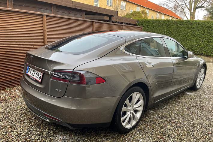 Grå Tesla Model S fra 2015