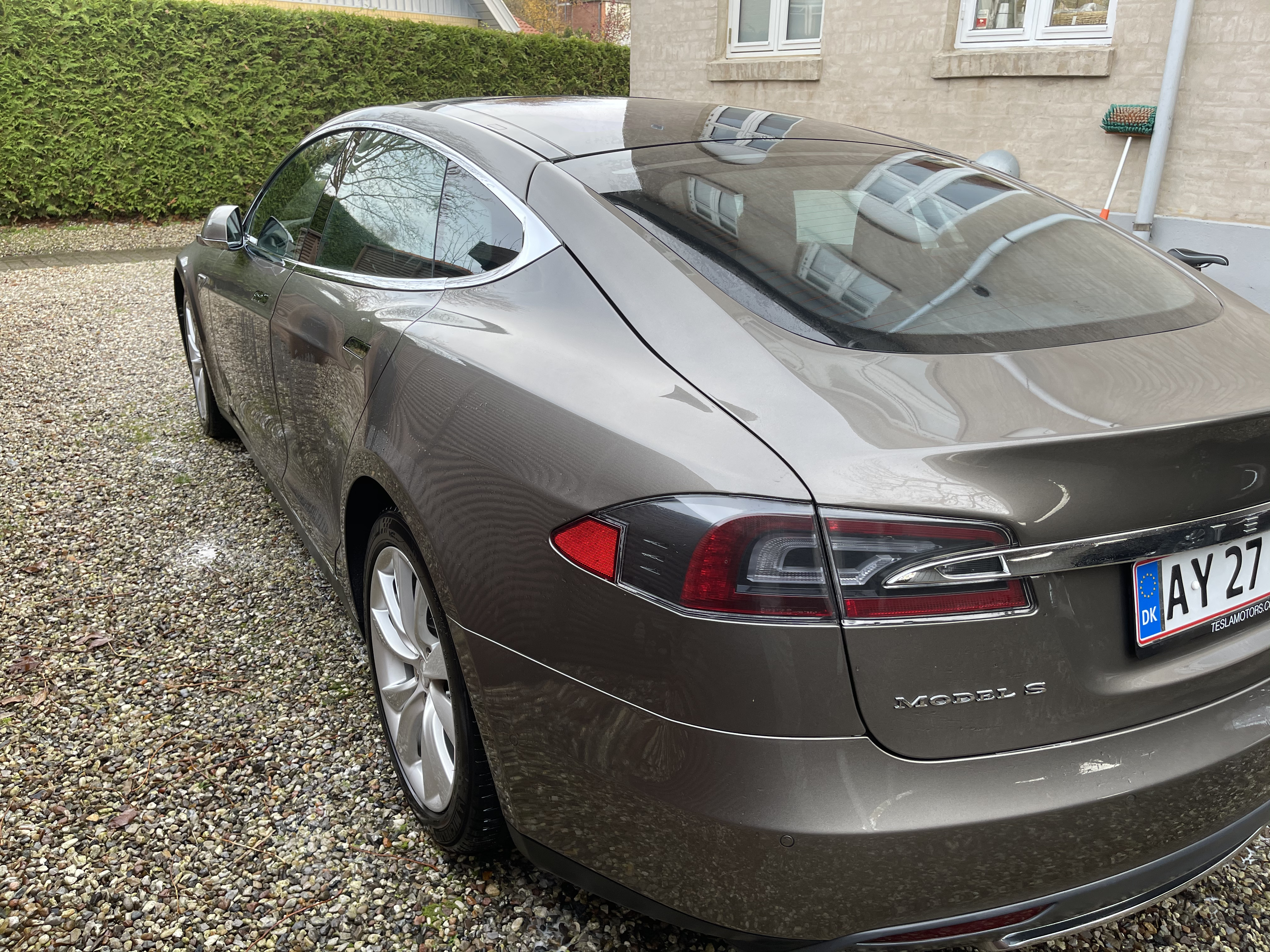 Grå Tesla Model S fra 2015