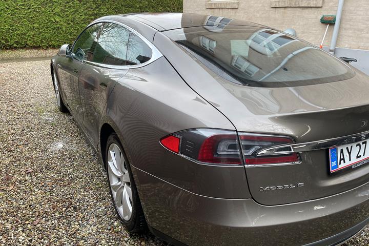 Grå Tesla Model S fra 2015