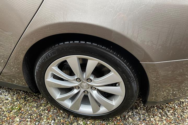 Grå Tesla Model S fra 2015