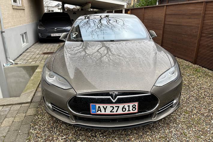 Grå Tesla Model S fra 2015