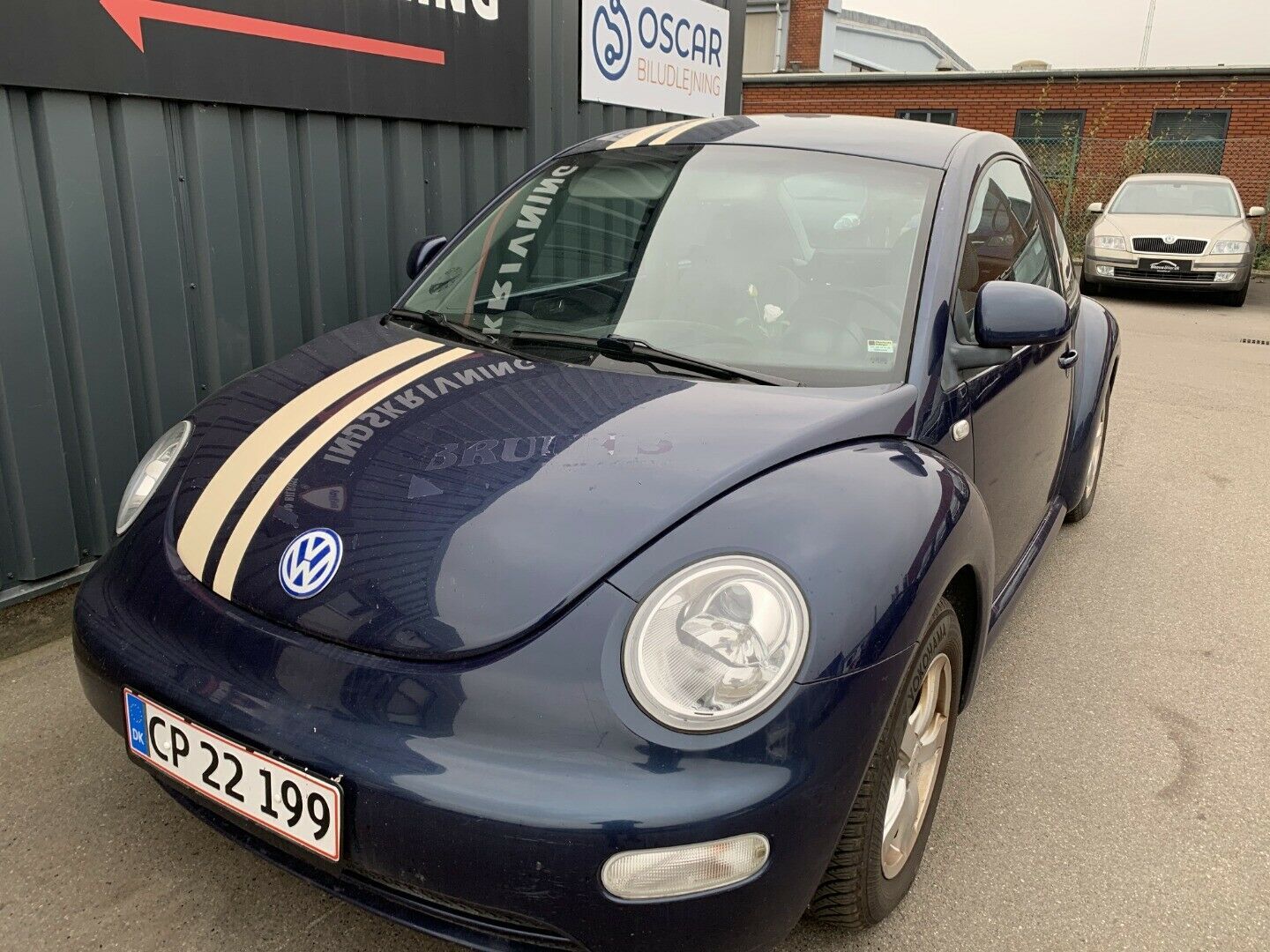 Blå VW New Beetle fra 2001