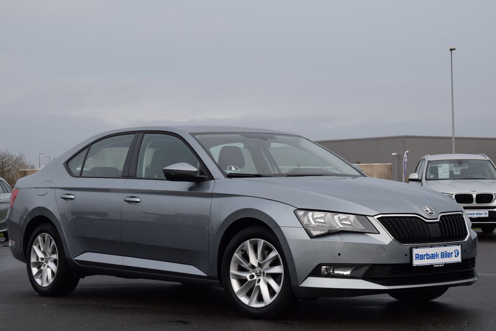 Grå Skoda Superb fra 2017